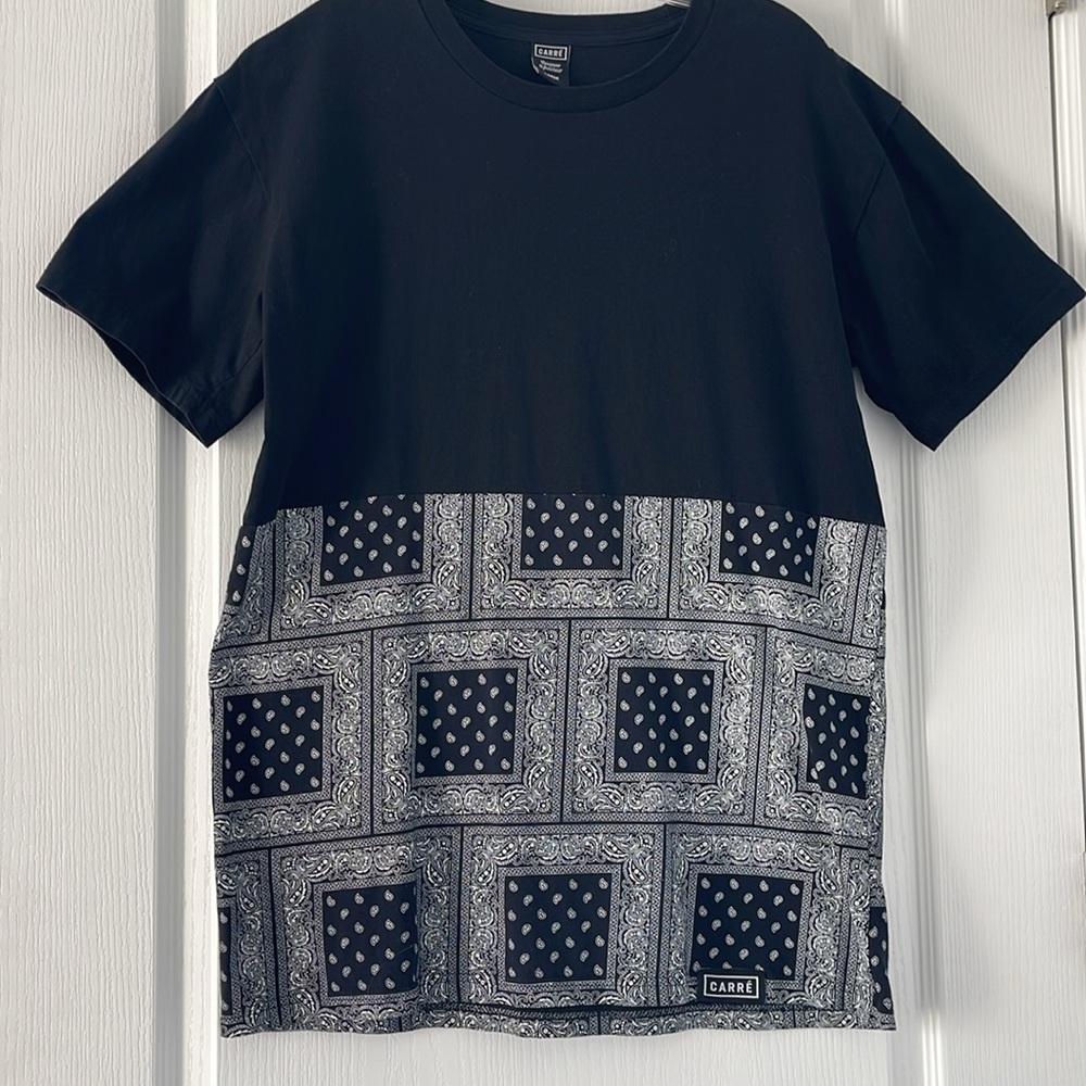 CARRE - Bandana pattern 
Black/Gray/White Men's T 
Excellent pre owned condition